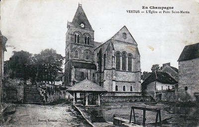 l'église de vertus et le puits saint-martin sur une carte postale ancienne